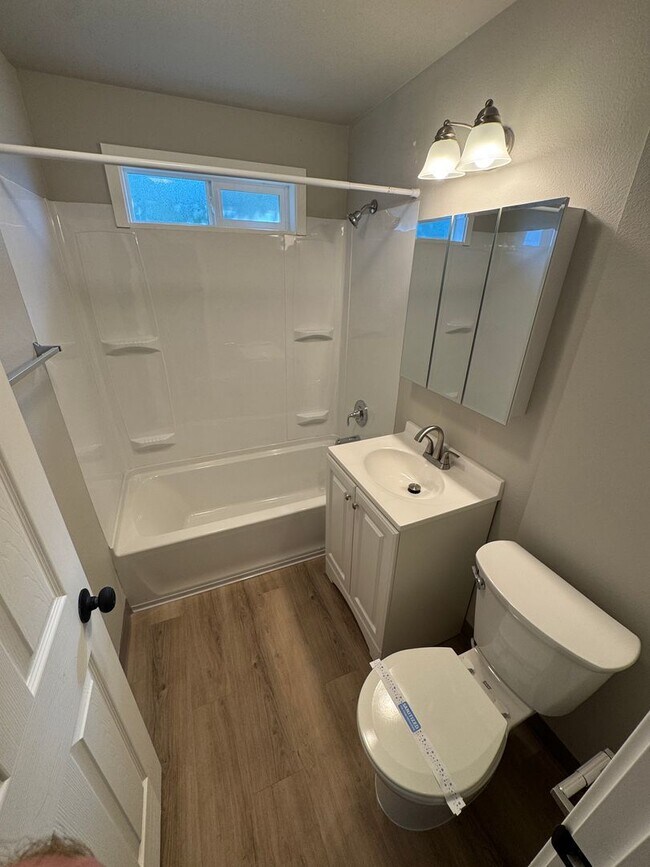 Building Photo - (248) 2 Bdrm / 1 Bath Town Home - Newly Remodeled