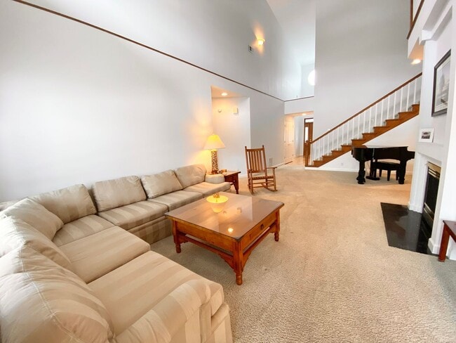 Building Photo - FULLY-FURNISHED GORGEOUS TOWNHOME!
