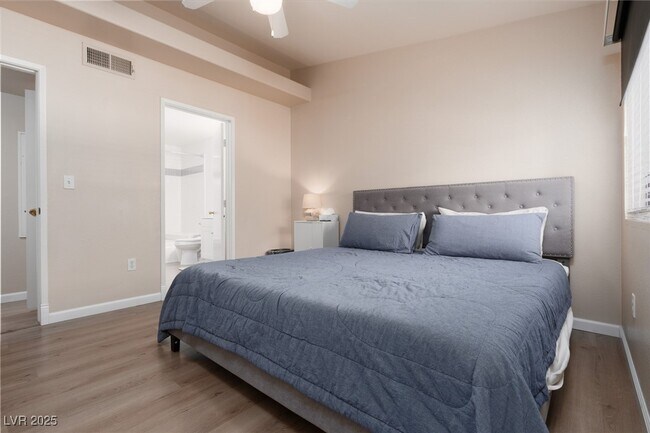 Building Photo - 950 Seven Hills Dr