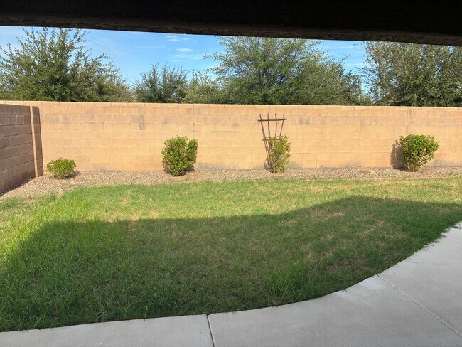Building Photo - **BEAUTIFUL 3BEDROOM/2BATHROOM HOME LOCATE...