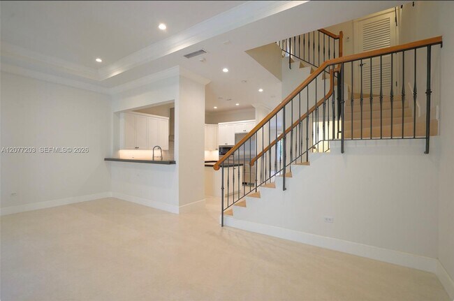 Building Photo - 530 Valencia Ave
