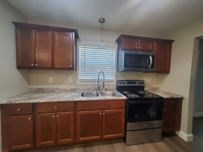 Building Photo - 1208 Hillsboro St