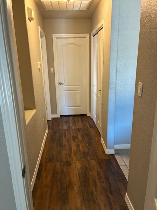 Building Photo - 2104 Hali Ln