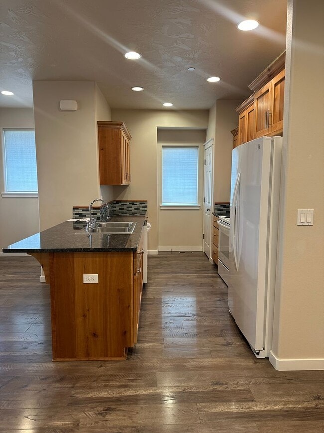 Building Photo - Spacious Duplex in Badger Mountain South