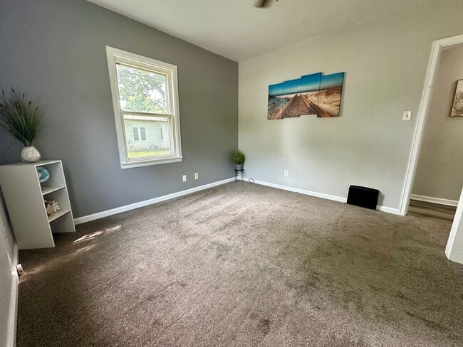 Building Photo - 2 bed, 1 bath home for rent in Waterloo
