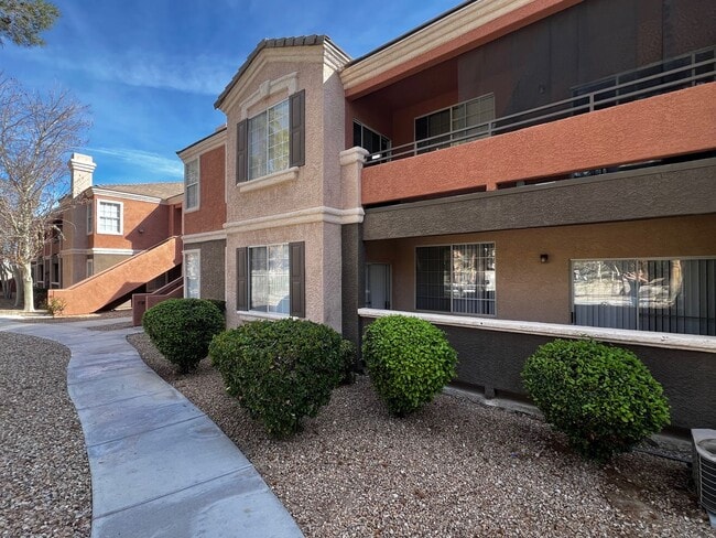 Building Photo - Great 3 bedroom condo Summerlin Pkwy/Buffalo 1700/mo