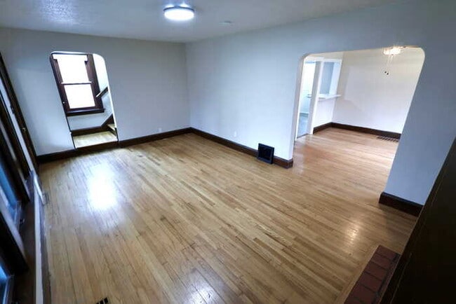 Building Photo - 165 Colony Crescent