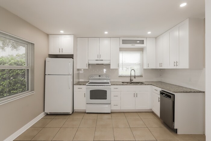 Building Photo - 779 Lynndale St N