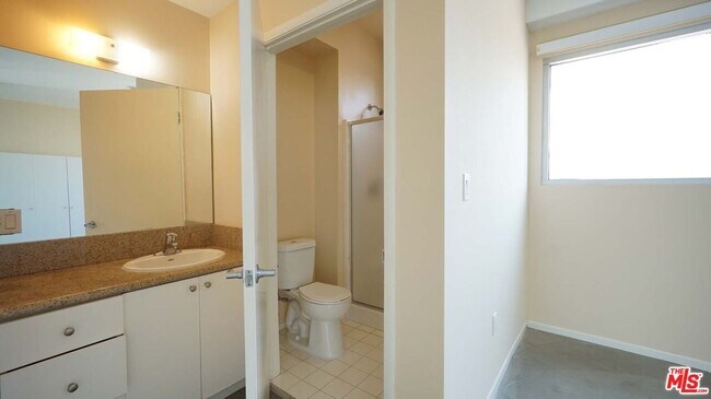 Building Photo - 922 W 23rd St