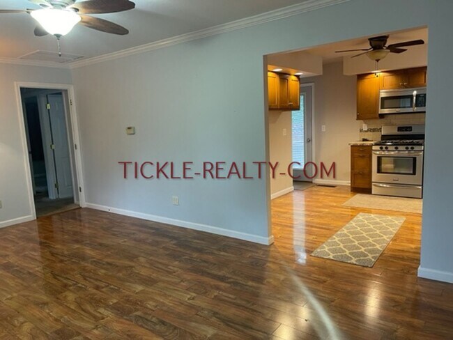 Building Photo - 3 Bedroom Ranch - Huge Garage - Fenced Yard