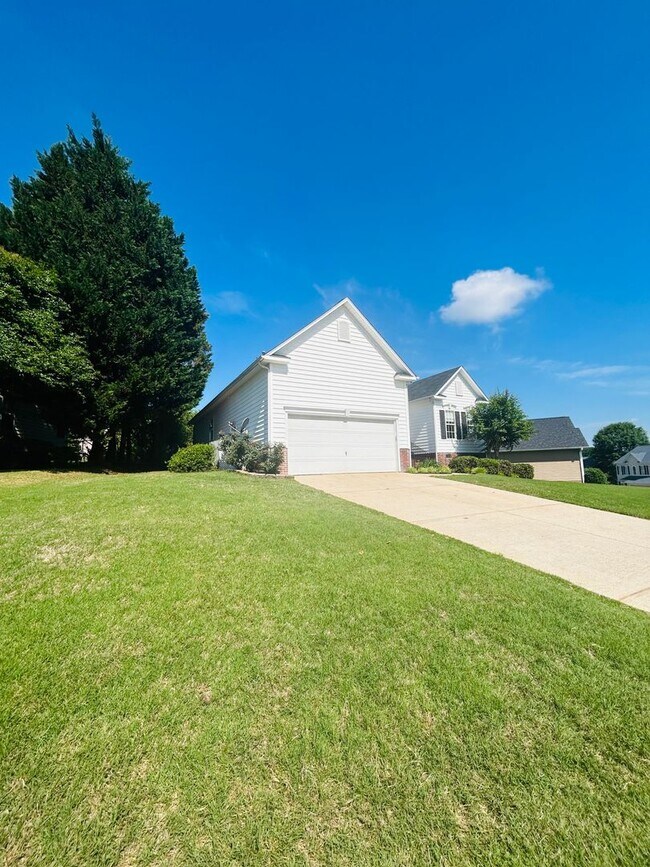 Building Photo - Charming 3-Bedroom Ranch in Greer’s Covete...