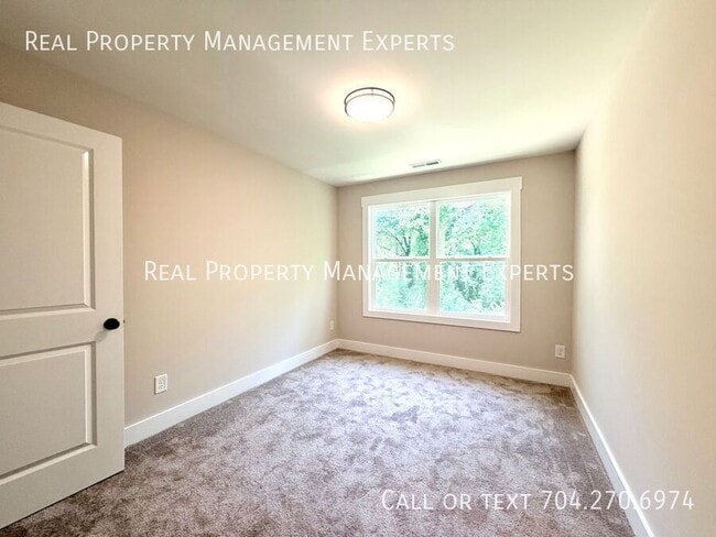 Building Photo - 412 N Scruggs St