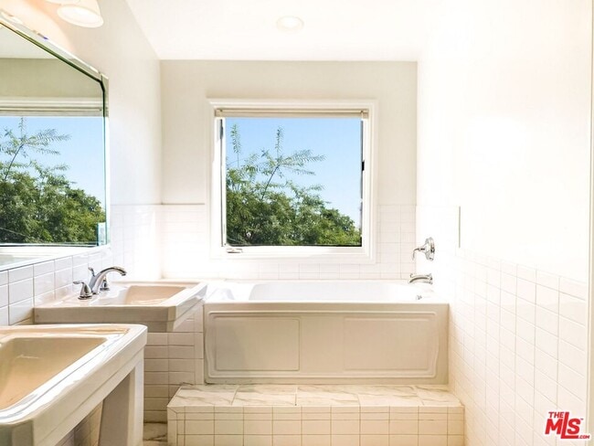 Building Photo - 2239 Vista Del Mar Pl