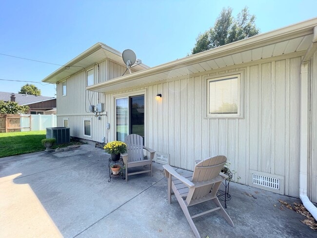 Building Photo - Updated 3 bed 2 bath home in great neighbo...