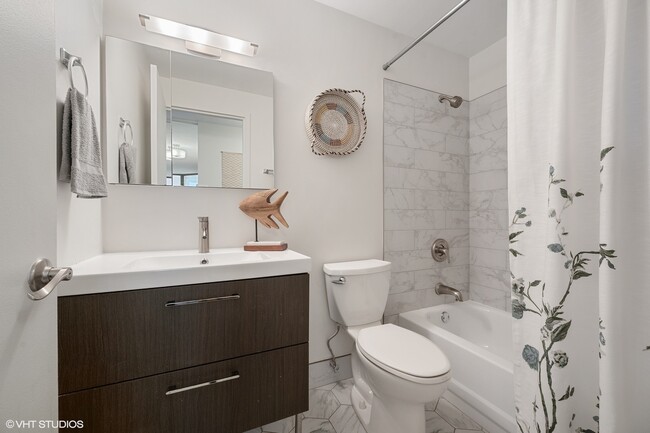 Building Photo - 901 S Plymouth Ct