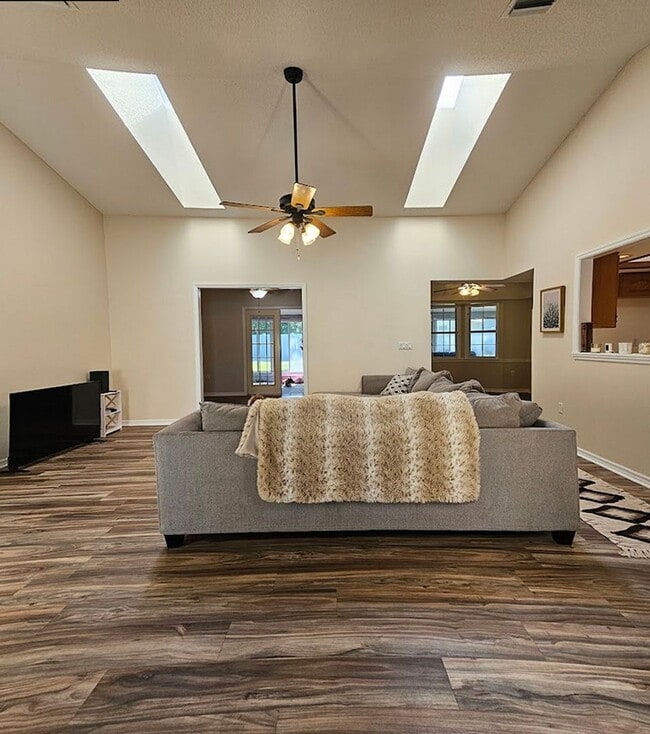 Building Photo - Charming 2 Bed, 2 Bath Home for Rent in Spring Hill (34609) – Spacious, Bright, and Perfectly Loc...