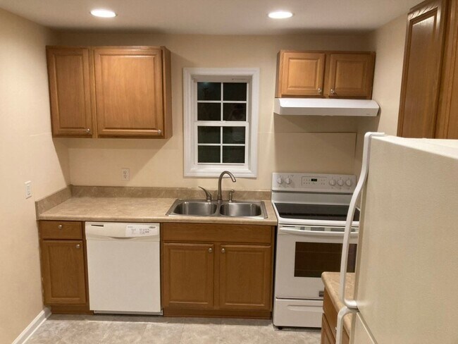 Building Photo - 238 N Crestwood Dr