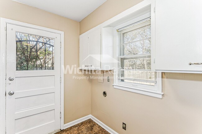 Building Photo - Move-In ready 2 bed/ 1bath + 1 car garage