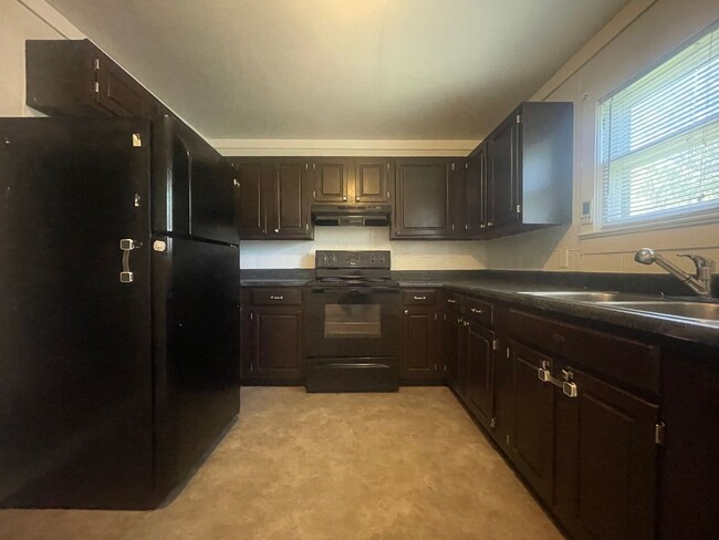 Building Photo - Nice Home w/Garage Available Now in Benton!