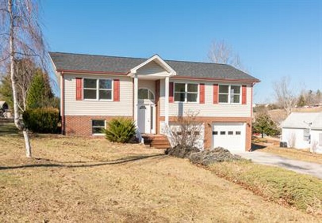 Building Photo - Spacious House In Christiansburg