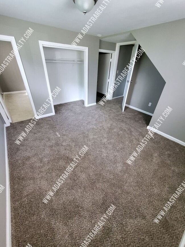 Building Photo - Spacious Home in Hickman Mills School District-Available NOW!!