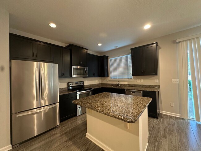 Building Photo - LIKE NEW OAKLEAF TOWNHOME!