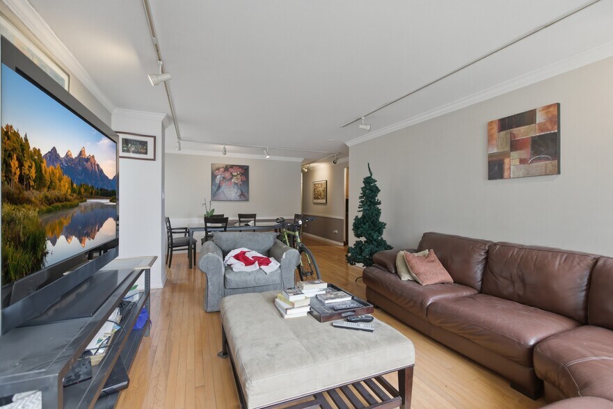 Building Photo - 247 E Chestnut St