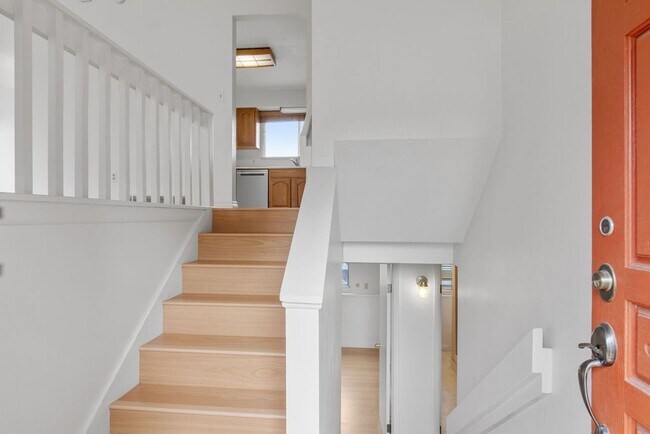 Building Photo - 5 Bedroom home with finished basement
