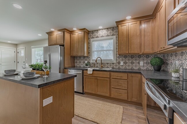 Building Photo - 911 Mayfair Dr