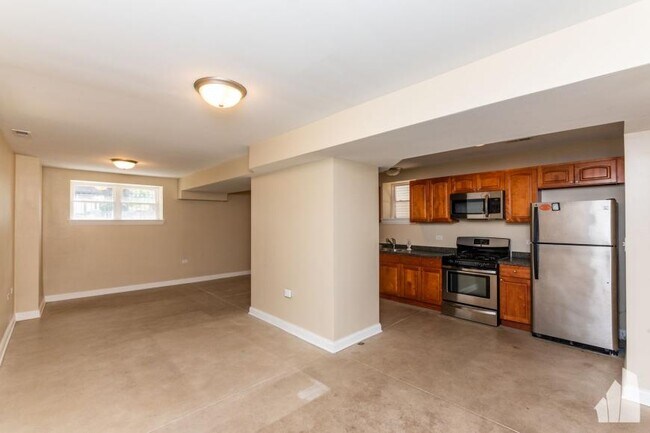Primary Photo - 2 bedroom in Chicago IL 60657