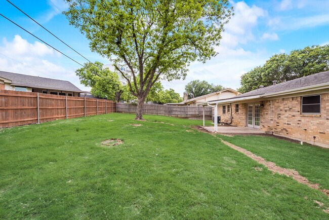 Building Photo - 1812 Ravenswood Dr N