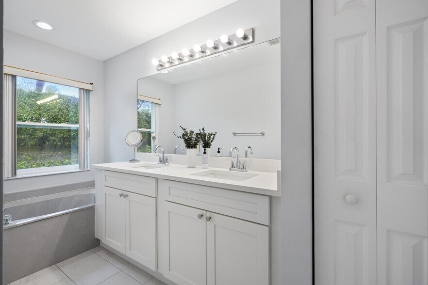 Building Photo - 6791 Lantern Key Dr