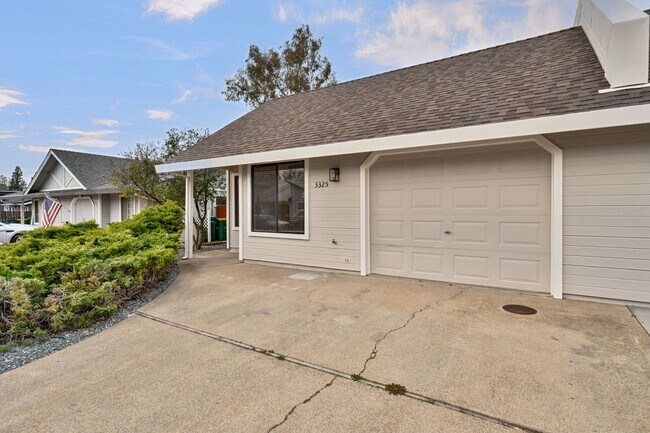 Building Photo - Updated 2 Bed, 2 Bath Duplex with Private Fenced Yard in Rescue!