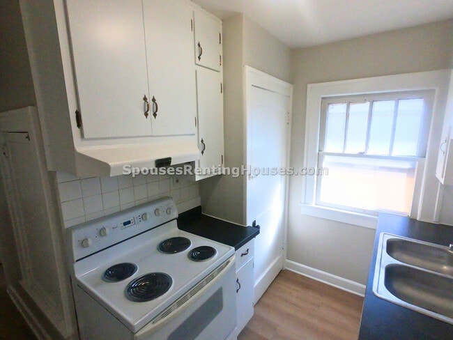 Building Photo - 1427 N Gladstone Ave