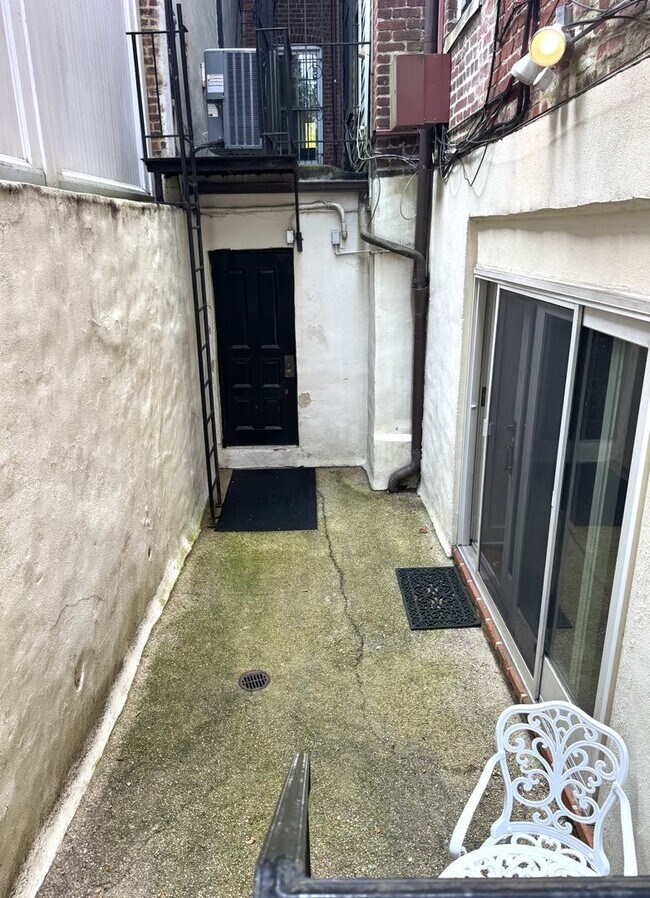 Building Photo - Large 1,126 sf 1BR/2BA with Den/Office Centrally Located in Georgetown