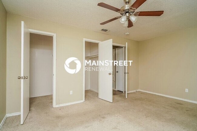 Building Photo - 3 Bedroom Pet-Friendly Home in Arlington, TX with Main Street Renewal