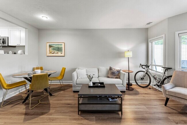 Building Photo - 18 Westcliff Dr