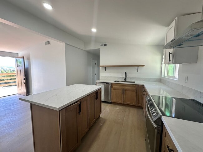Primary Photo - Available Now! Amazing Views and Spacious ...