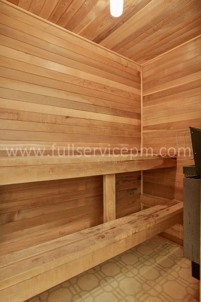 Building Photo - Large condo w/ sauna
