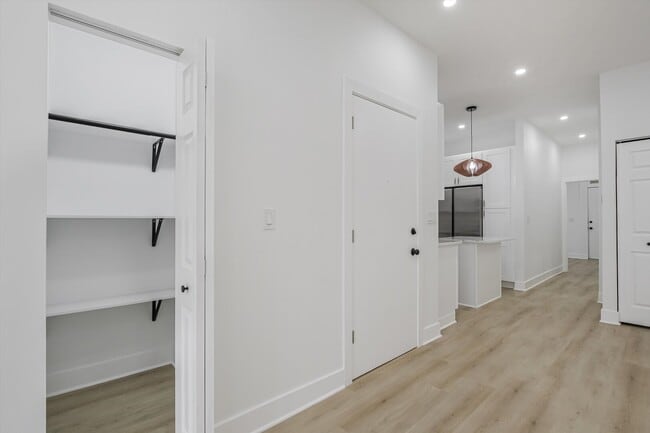 Building Photo - 1114 N Wolcott Ave