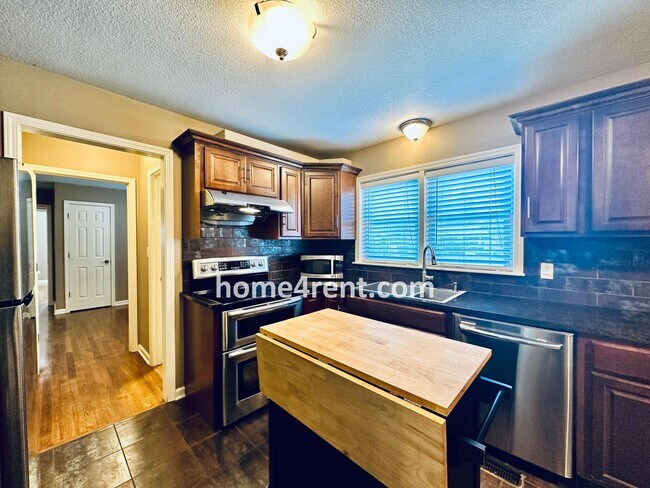 Building Photo - Beautifully Updated Home in Prime Overland...