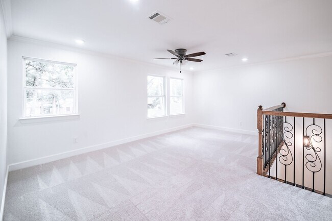 Building Photo - 10038 Westview Dr