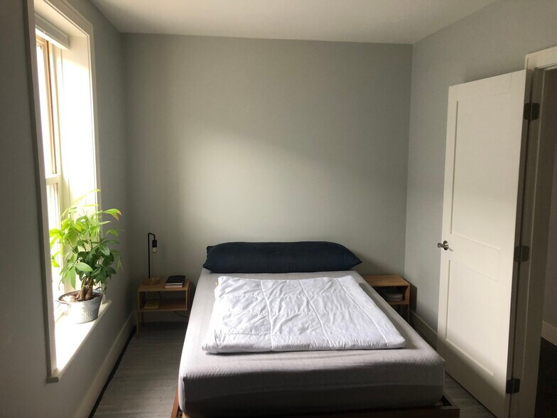 Bedroom - 34 W Front St