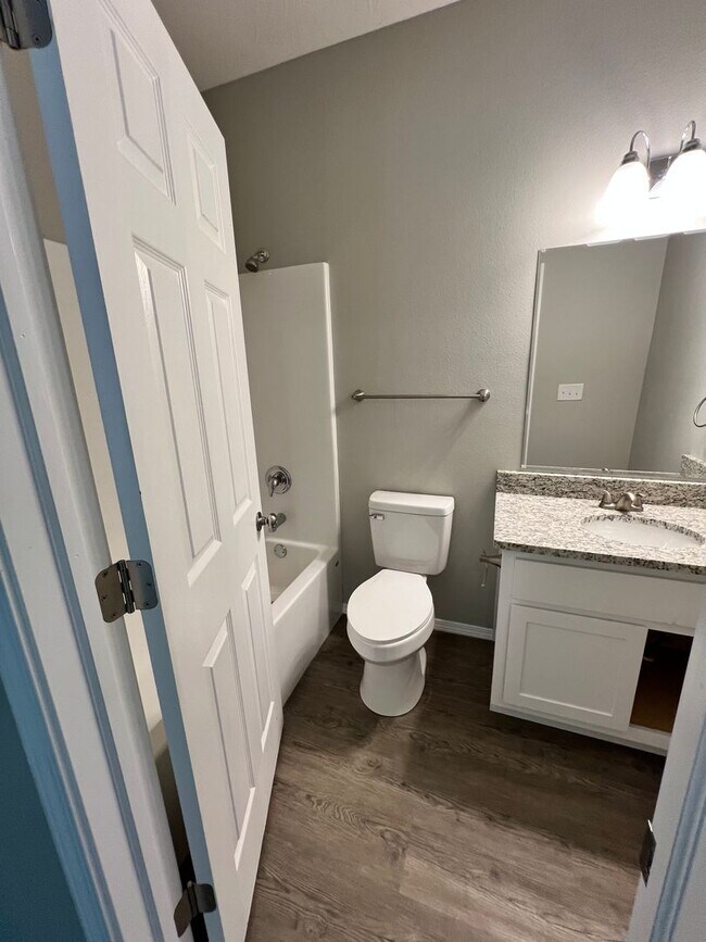 Building Photo - 4 bedroom 2 bath Bolivar MO