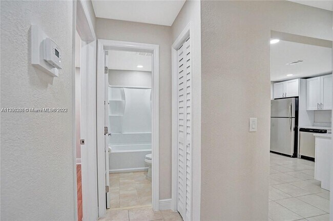 Building Photo - 9457 SW 52nd Ct