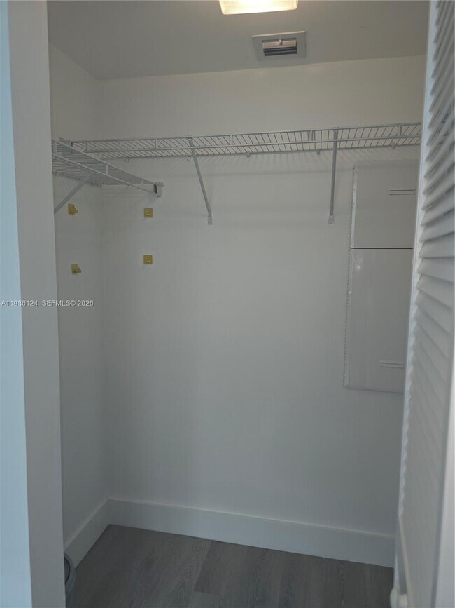 Building Photo - 950 Brickell Bay Dr