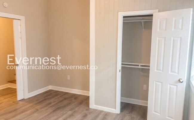 Building Photo - 4 Bed, 2 Bath Home with Fenced Yard / Pet-Friendly / Available Now!