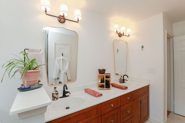 Building Photo - Charming 2BR in Historic Home – Bright, Sp...