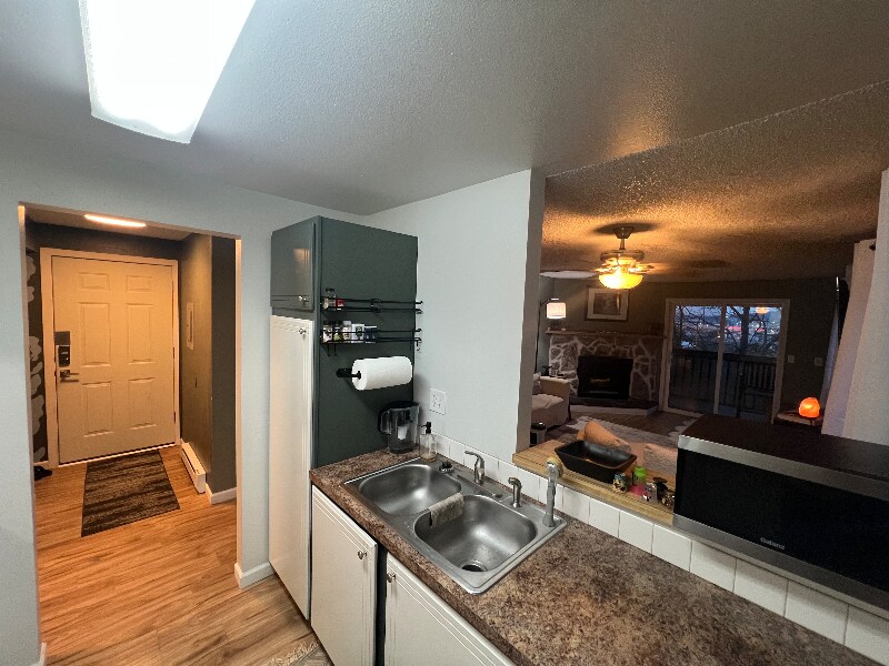 Building Photo - 6019 E 6th Ave