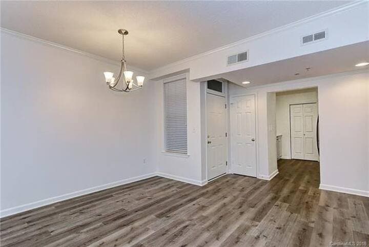 Living Room Extended (unfurnished look) - 405 W 7th St
